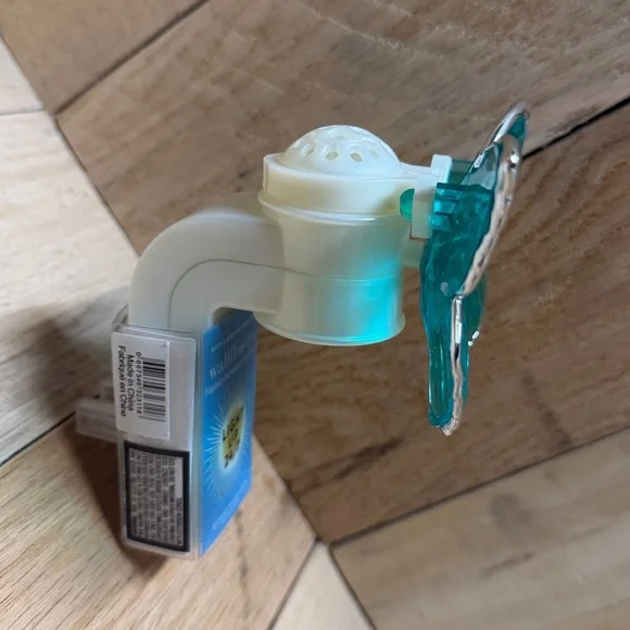 Bath & Bodyworks Teal and Silver Butterfly Wallflower Light Up Fragrance Plug - Picture 3 of 4